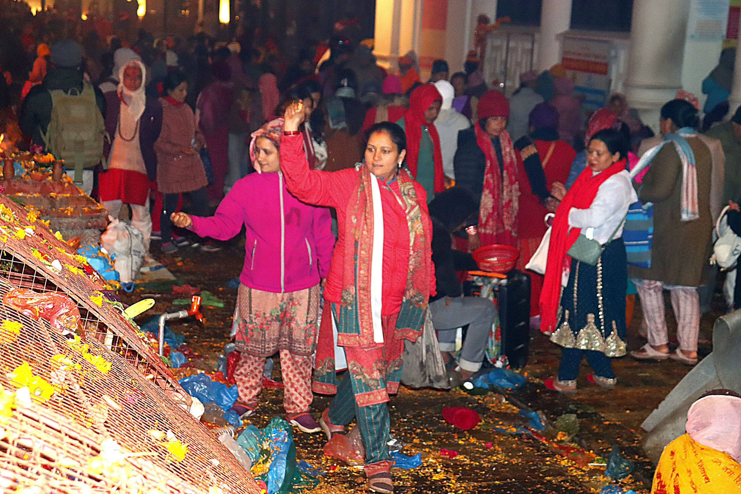 <span class='c1'>मार्ग शीर्ष कृष्ण चतुर्दशीः शतबीजारोपण</span> <span class='c2'>मार्ग, शिवालयमा शतबीज छरिँदै</span>