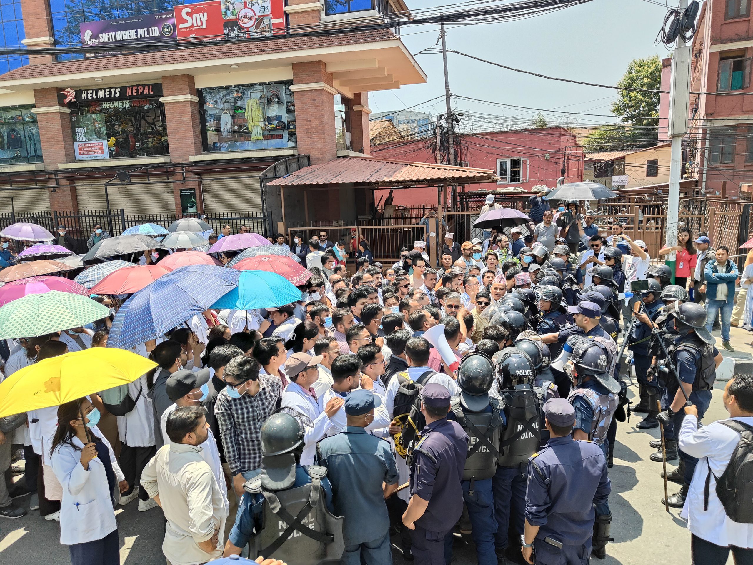 <span class='c1'>आवासीय चिकित्सक भन्छन्ः श्रमको मूल्य नपाउँदा</span> <span class='c2'>काम गर्ने मनोबल नै घटेको छ</span>