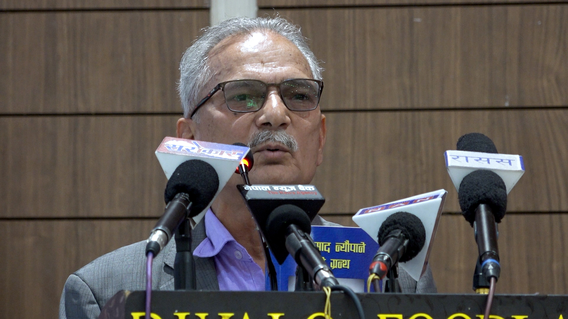 <span class='c1'>म कांग्रेस र कम्युनिष्ट दुईवटै गुण भएको</span> <span class='c2'>नयाँ मान्छे हो : अध्यक्ष भट्टराई</span>