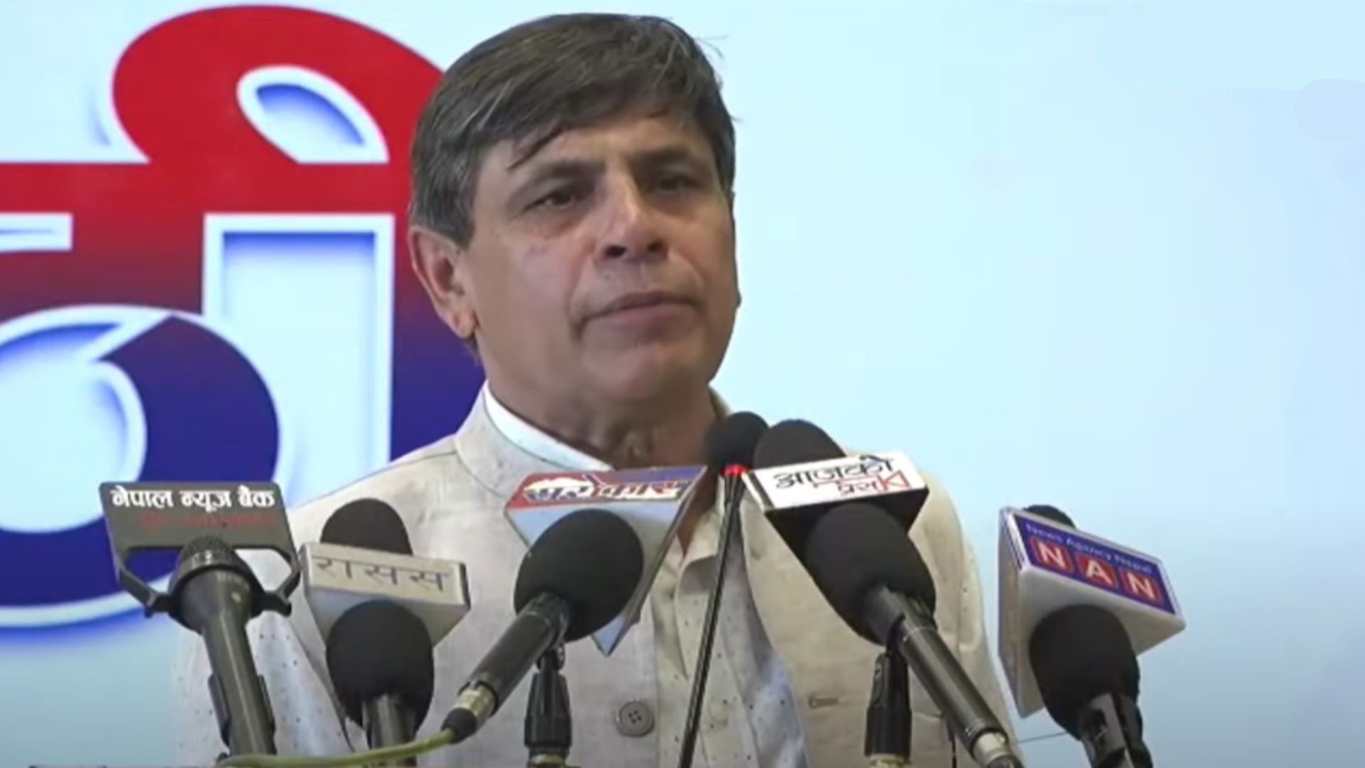 <span class='c1'>देशमा आन्दोलन चर्किएको छ, ओली बाँसुरी</span> <span class='c2'>बजाएर बस्नुभएको छ : महासचिव भुसाल</span>