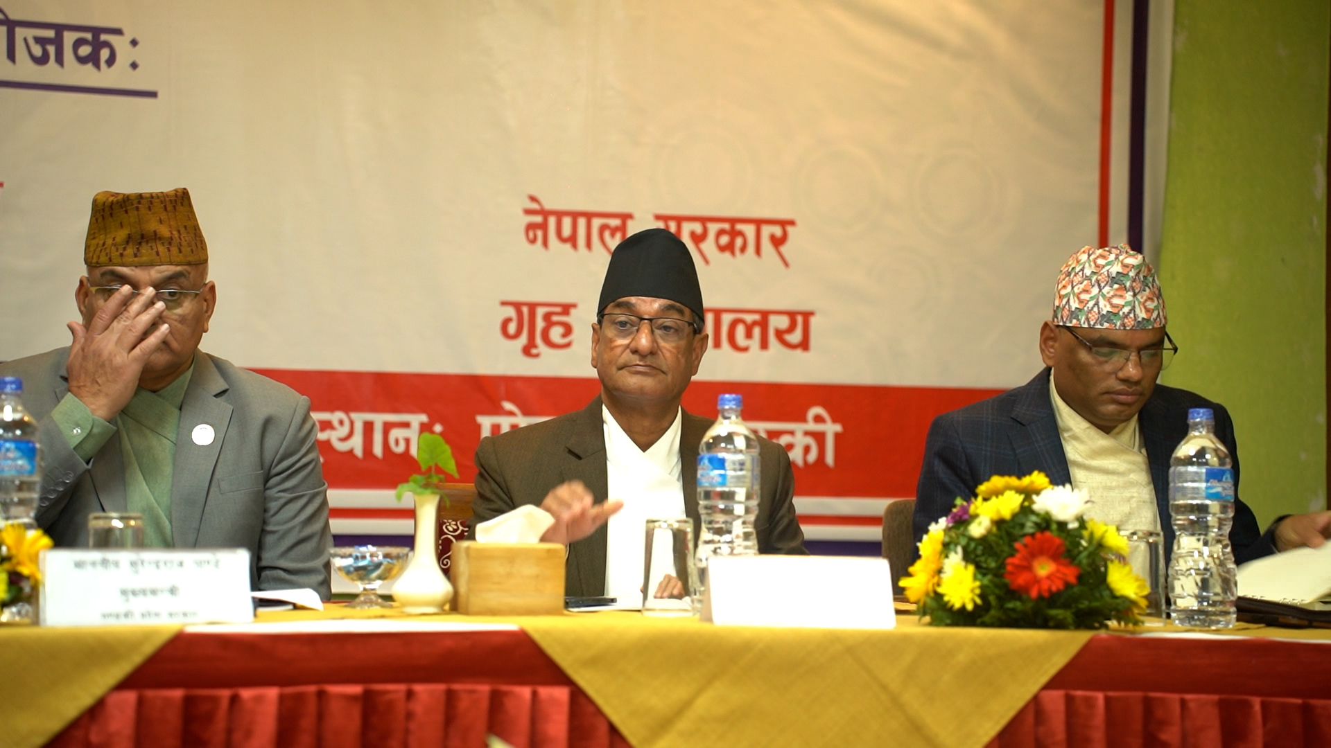 <span class='c1'>संविधान विरोधी गतिविधि स्वीकार्य</span> <span class='c2'>हुदैन : गृहमन्त्री लेखक</span>