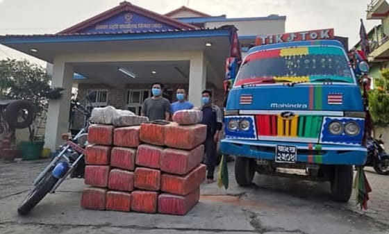 <span class='c1'>३६७ किलो १४० ग्राम लागू</span> <span class='c2'>औषध गाँजासहित ५ जनालाई पक्राउ</span>