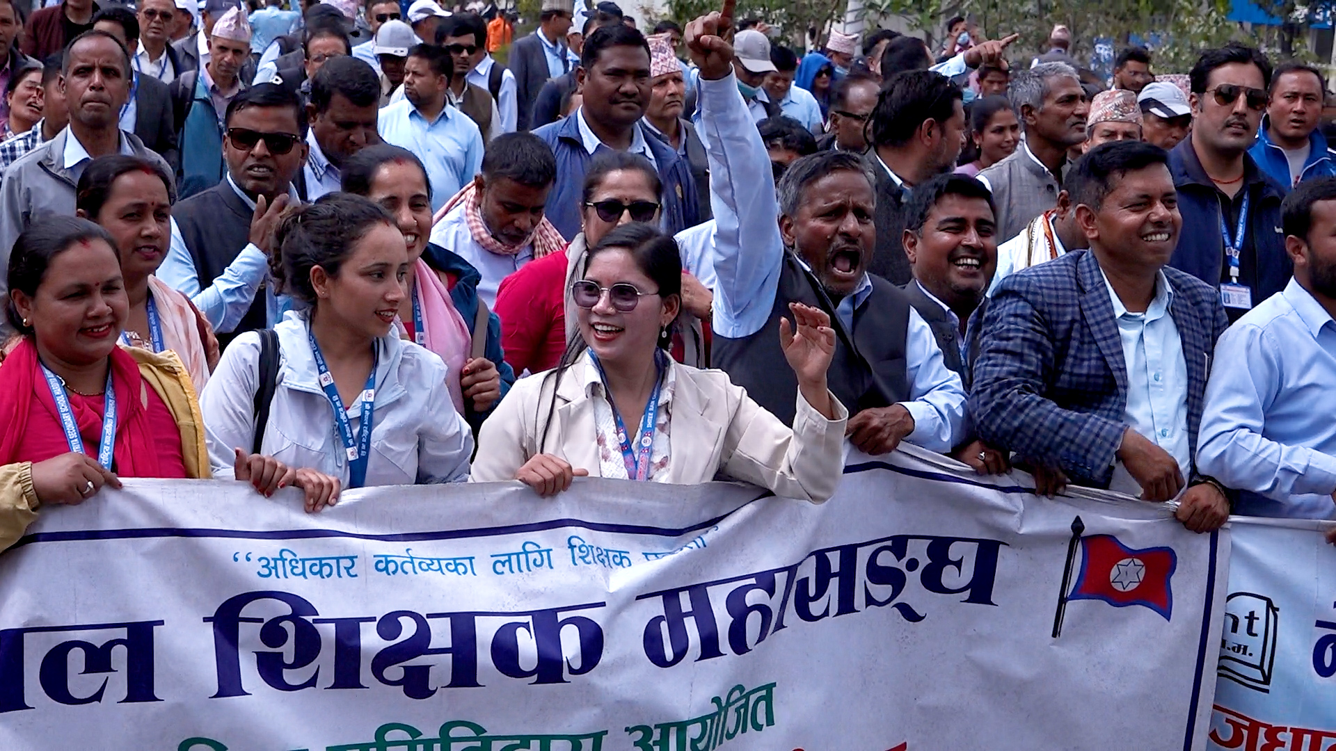 <span class='c1'>शिक्षकलाई सडकबाट विद्यालय</span> <span class='c2'>फर्काउन आग्रह</span>