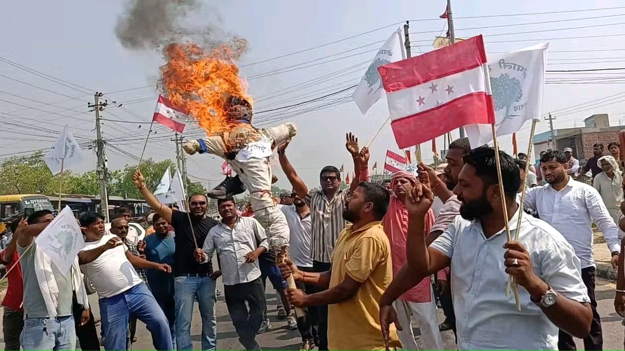 <span class='c1'>धनुषामा राजेन्द्र लिङ्देनको</span> <span class='c2'>पुतला दहन</span>