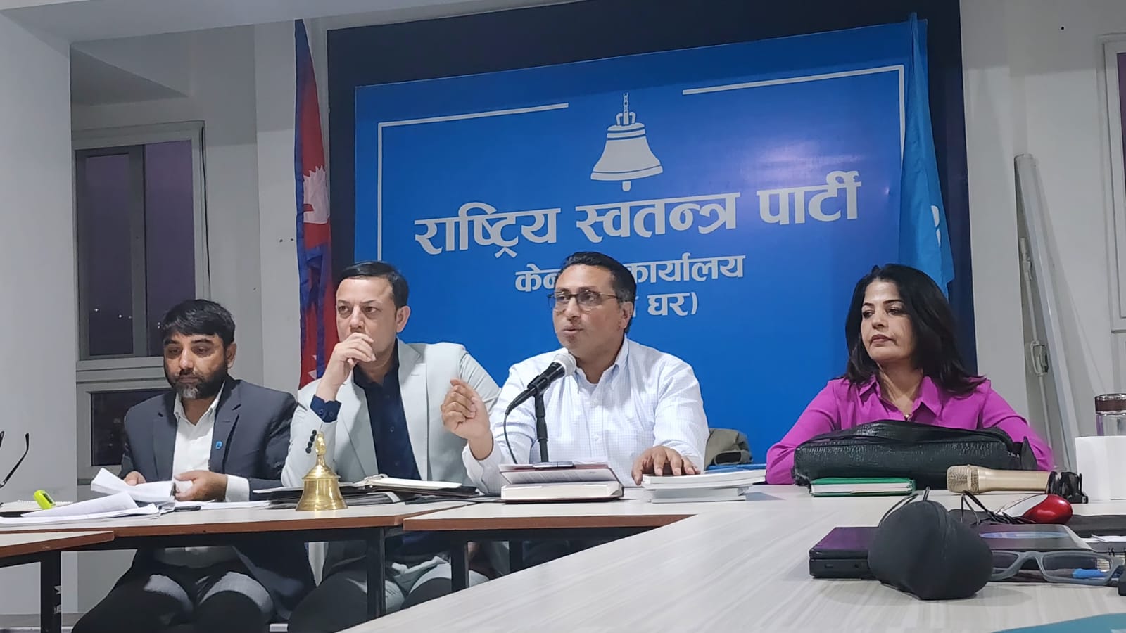 <span class='c1'>रास्वपा संसदीय दलको</span> <span class='c2'>बैठक बस्दै</span>