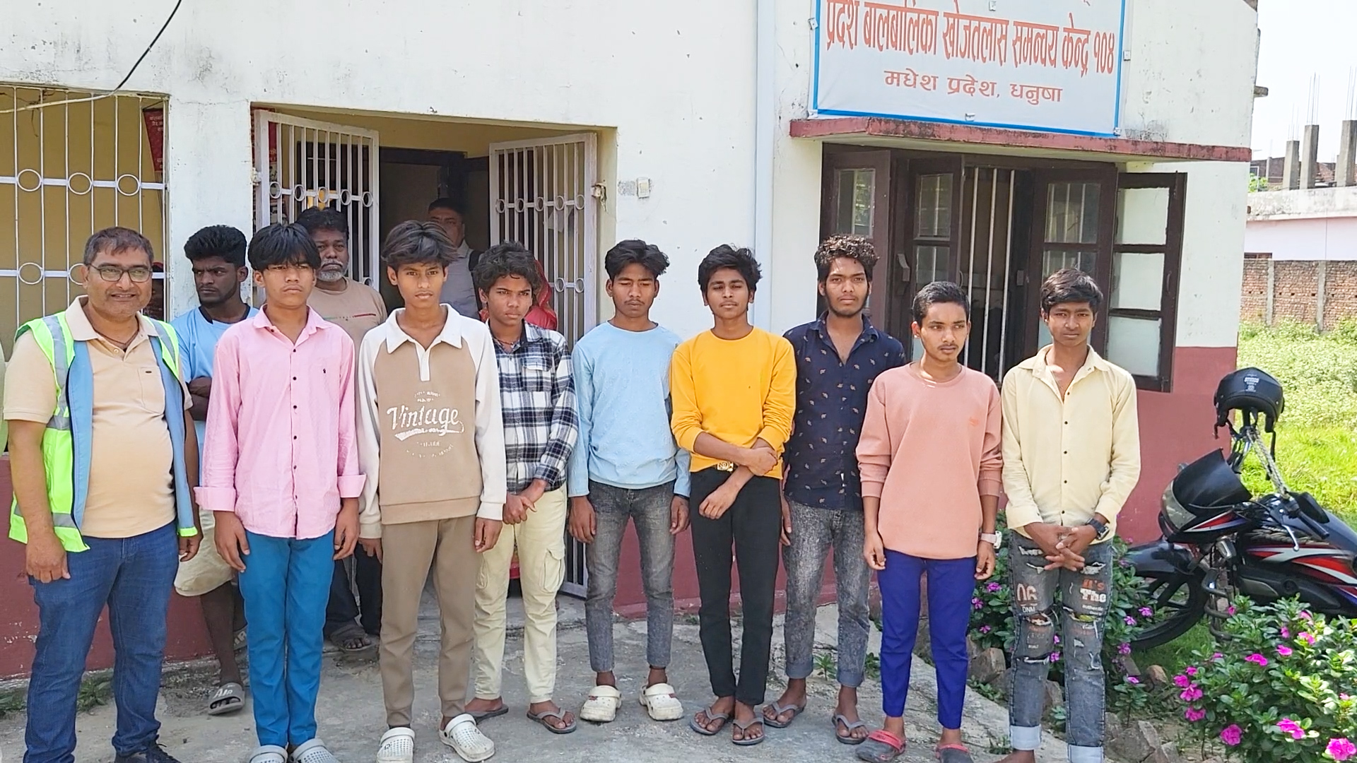 <span class='c1'>भारतबाट मधेश प्रदेशका ८</span> <span class='c2'>जना किशोरको उद्धार</span>