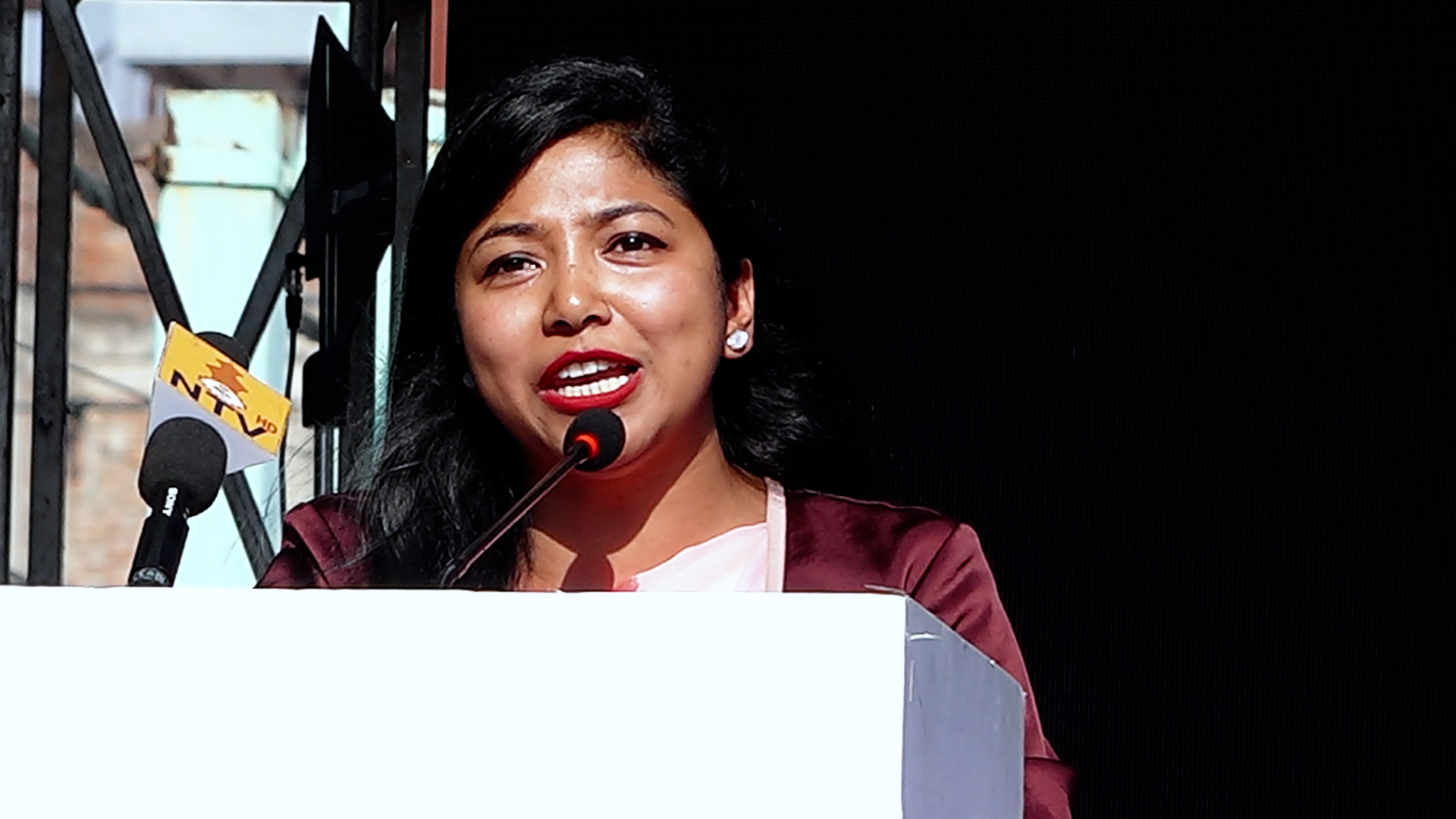 <span class='c1'>सामाजिक सञ्जालमा गालि गरेर स्टन्ड गरेर</span> <span class='c2'>मात्र देश बन्दैन : उपमेयर डंगोल</span>