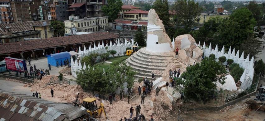 <span class='c1'>भूकम्पको दशक : भत्किएका</span> <span class='c2'>संरचना अझै अधुरा</span>