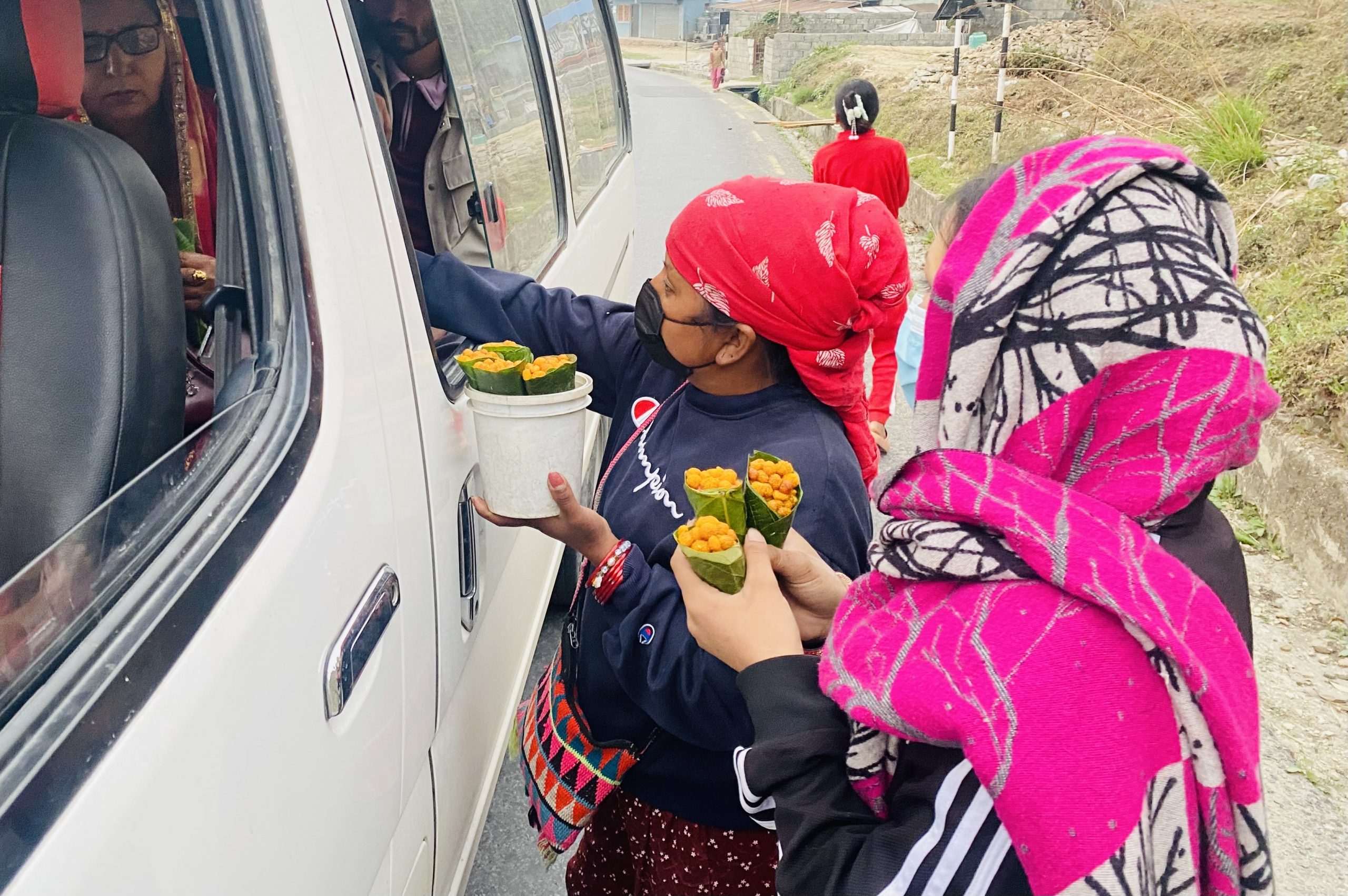 <span class='c1'>किन्ने हो</span> <span class='c2'>ऐँसेलु ?</span>