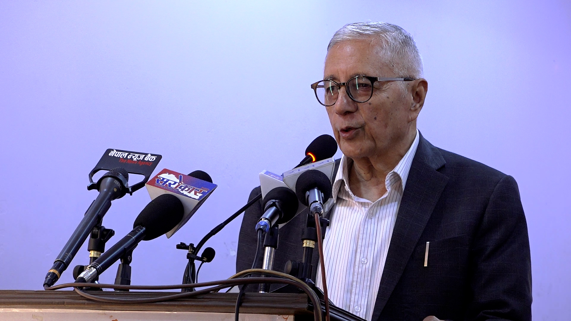 <span class='c1'>देश रेमिट्यान्सले चलेको छ, खाडीका नेपालीले</span> <span class='c2'>हामीलाई बचाएका छन् : नेता कोइराला</span>