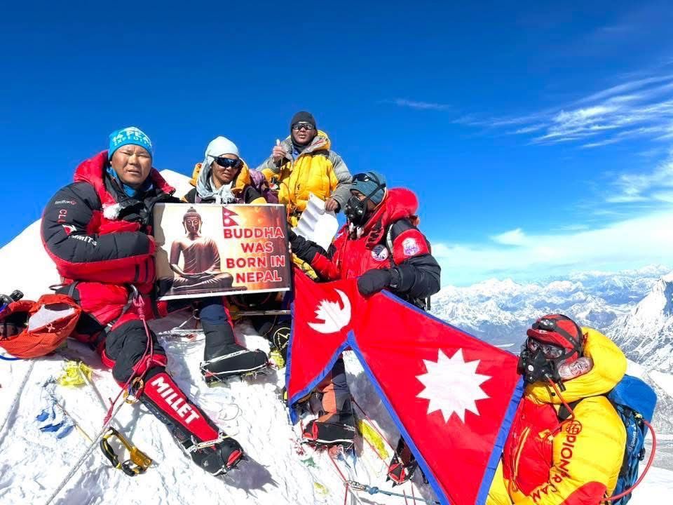 <span class='c1'>एकै परिवारका छ जनाले</span> <span class='c2'>गरे मकालु हिमाल आरोहण</span>