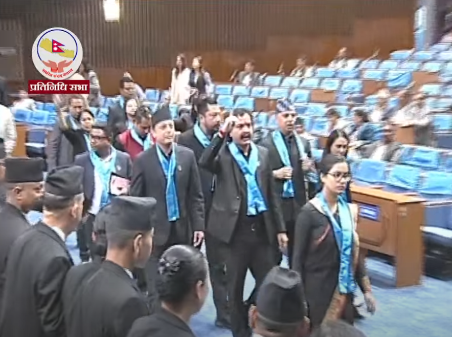 <span class='c1'>रास्वपा र राप्रपाका</span> <span class='c2'>सांसदहरुले सदन छाडे</span>