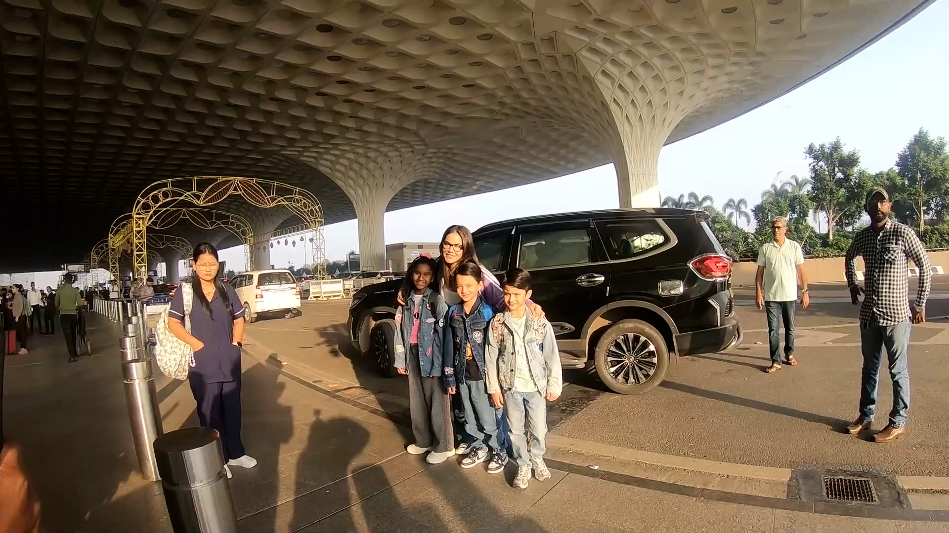 <span class='c1'>बालबच्चा सम्हाल्दै</span> <span class='c2'>सन्नी लियोन</span>