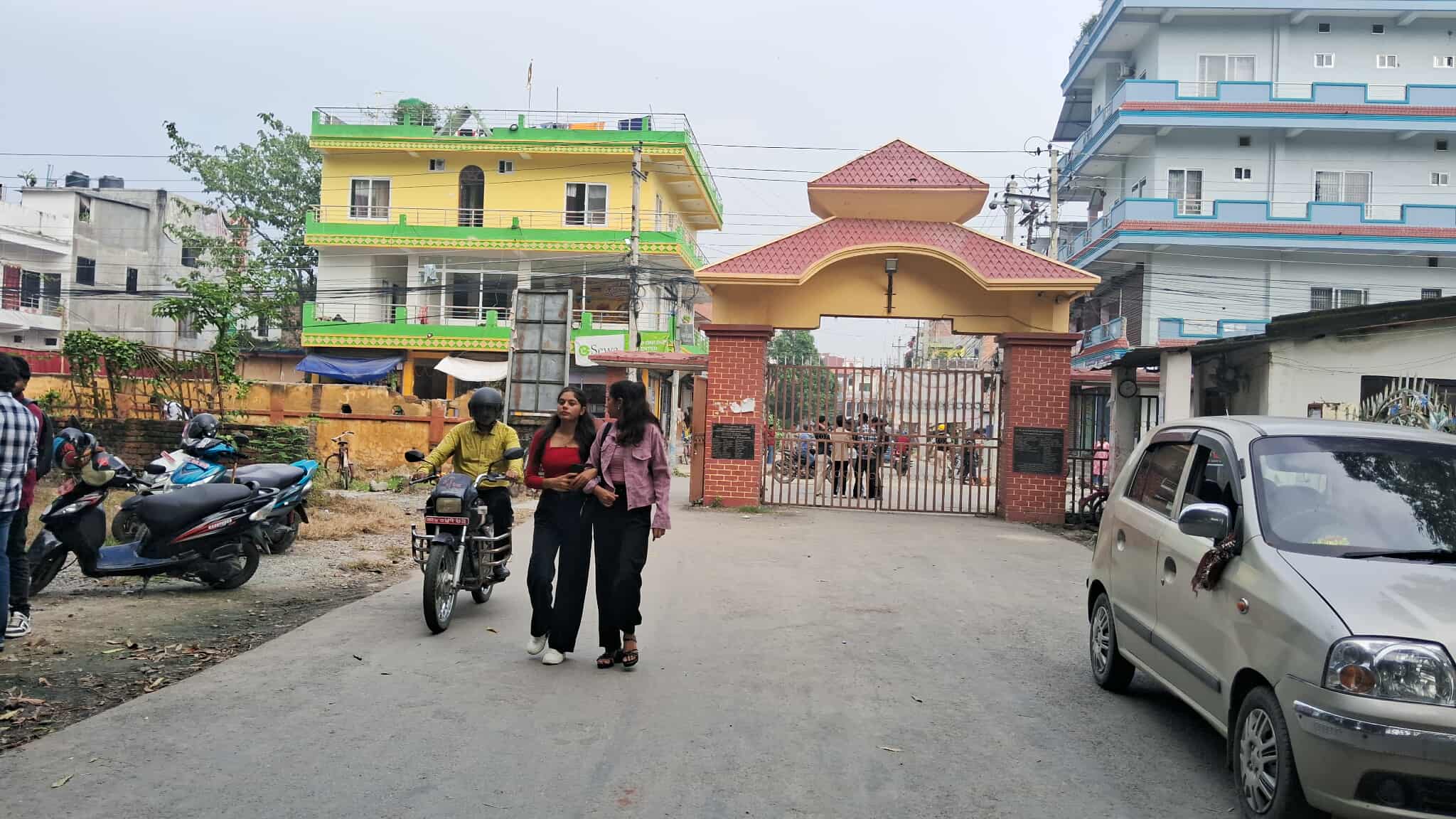 <span class='c1'>चोरले दुःख दिएपछि मोरङ क्याम्पस विराटनगरमा</span> <span class='c2'>विद्यार्थी–कर्मचारी र शिक्षकका लागि पोशाक अनिवार्य</span>