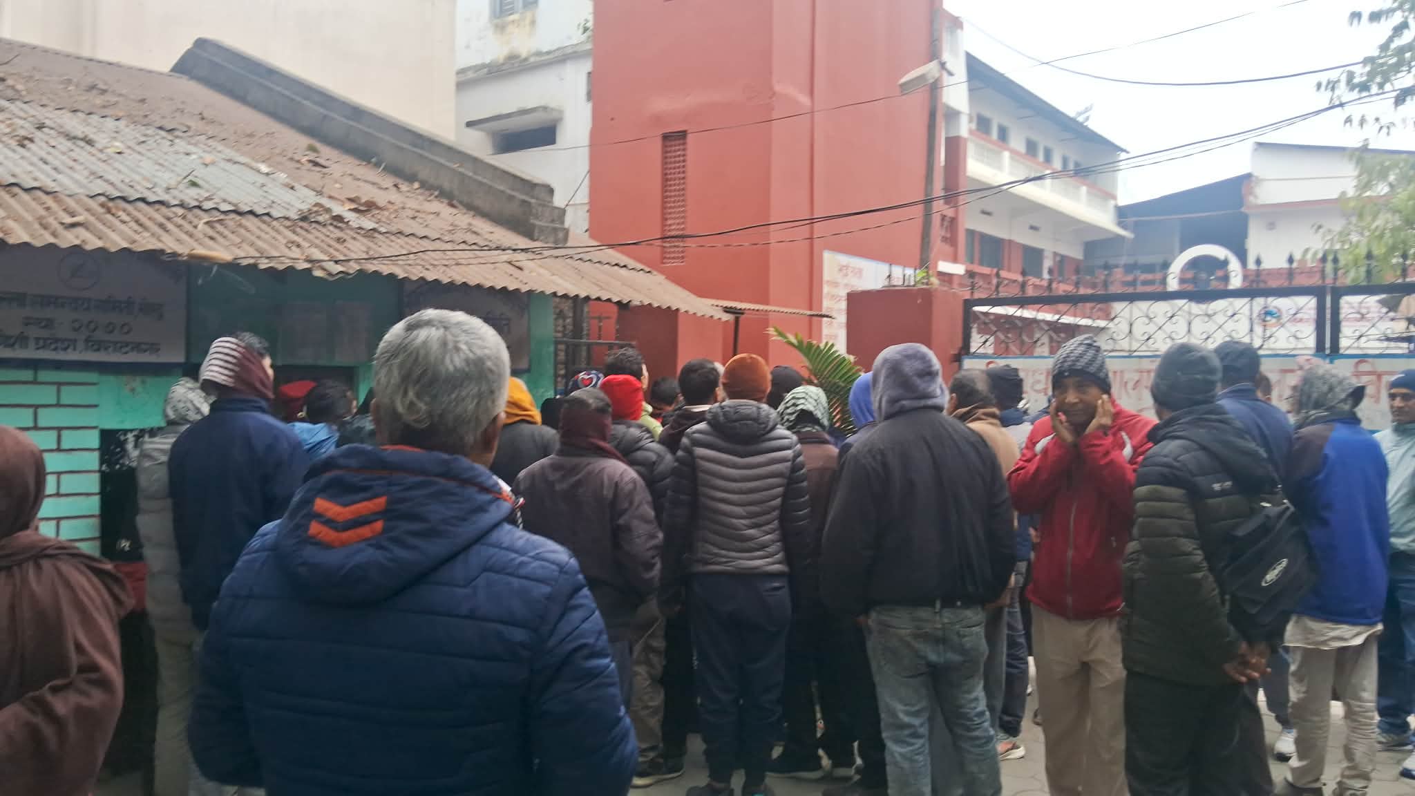 <span class='c1'>विराटनगरमा २९ जना</span> <span class='c2'>बिचौलिया प्रहरी नियन्त्रणमा</span>