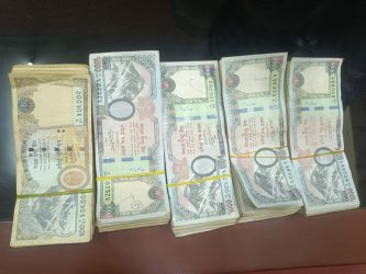 <span class='c1'>रानी नाकाबाट प्रवेश गर्दागर्दै</span> <span class='c2'>चारलाख ७० हजारसहित पक्राउ</span>