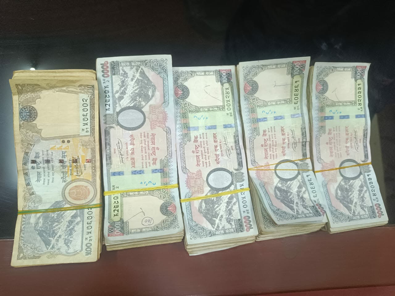 <span class='c1'>रानी नाकाबाट प्रवेश गर्दागर्दै</span> <span class='c2'>चारलाख ७० हजारसहित पक्राउ</span>