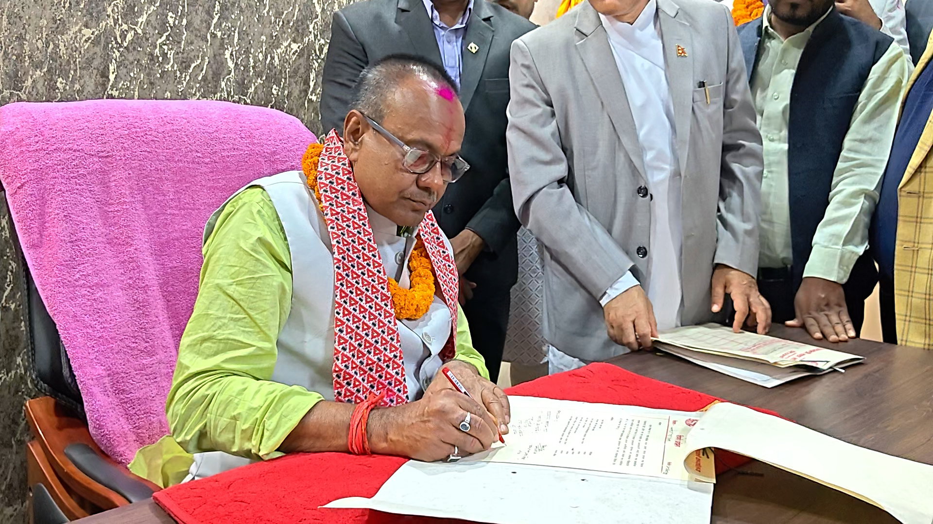 <span class='c1'>नवनियुक्त मुख्यमन्त्री यादवद्वारा पदभार ग्रहण,</span> <span class='c2'>सुशासन कायम गर्ने पहिलो निर्णय</span>