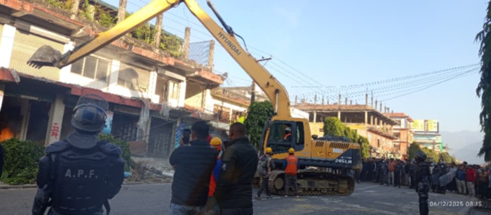 <span class='c1'>सडक विस्तार गर्न</span> <span class='c2'>हेटौंडामा बिहानैदेखि डोजर</span>