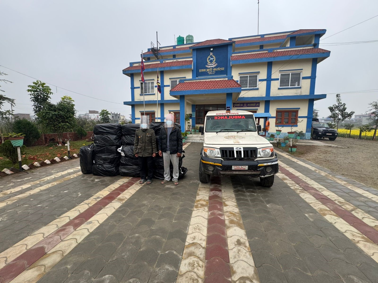 <span class='c1'>बिरामी बोक्नुपर्ने एम्बुलेन्स</span> <span class='c2'>लागुऔषध कारोबारीको सवारी</span>