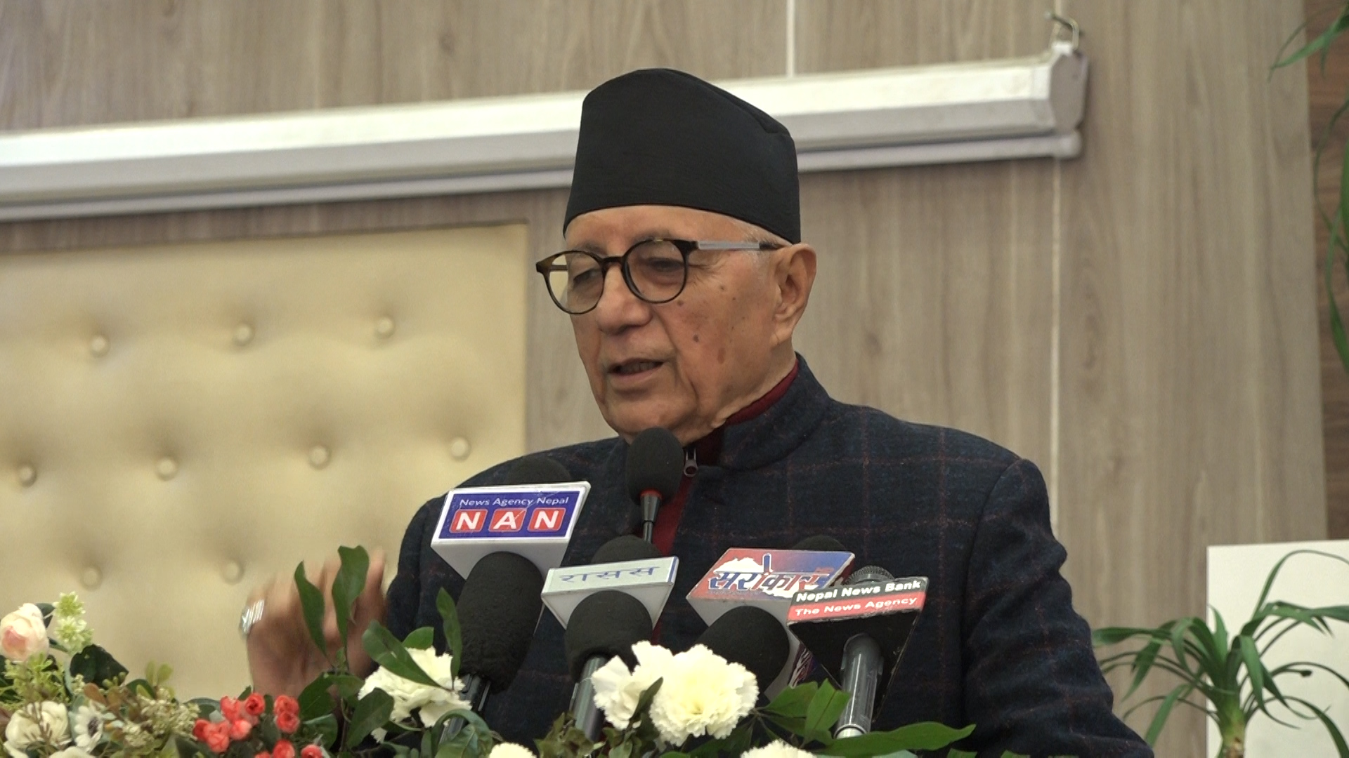 <span class='c1'>नेपालको प्रजातन्त्र वा लोकतन्त्र छाडातन्त्रमा</span> <span class='c2'>विकास भइसकेको छ : डा.कोइराला</span>