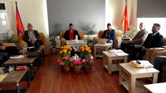 <span class='c1'>एमालेले आज निर्वाचन</span> <span class='c2'>आयोगमा बन्दसूची बुझाउँदै</span>