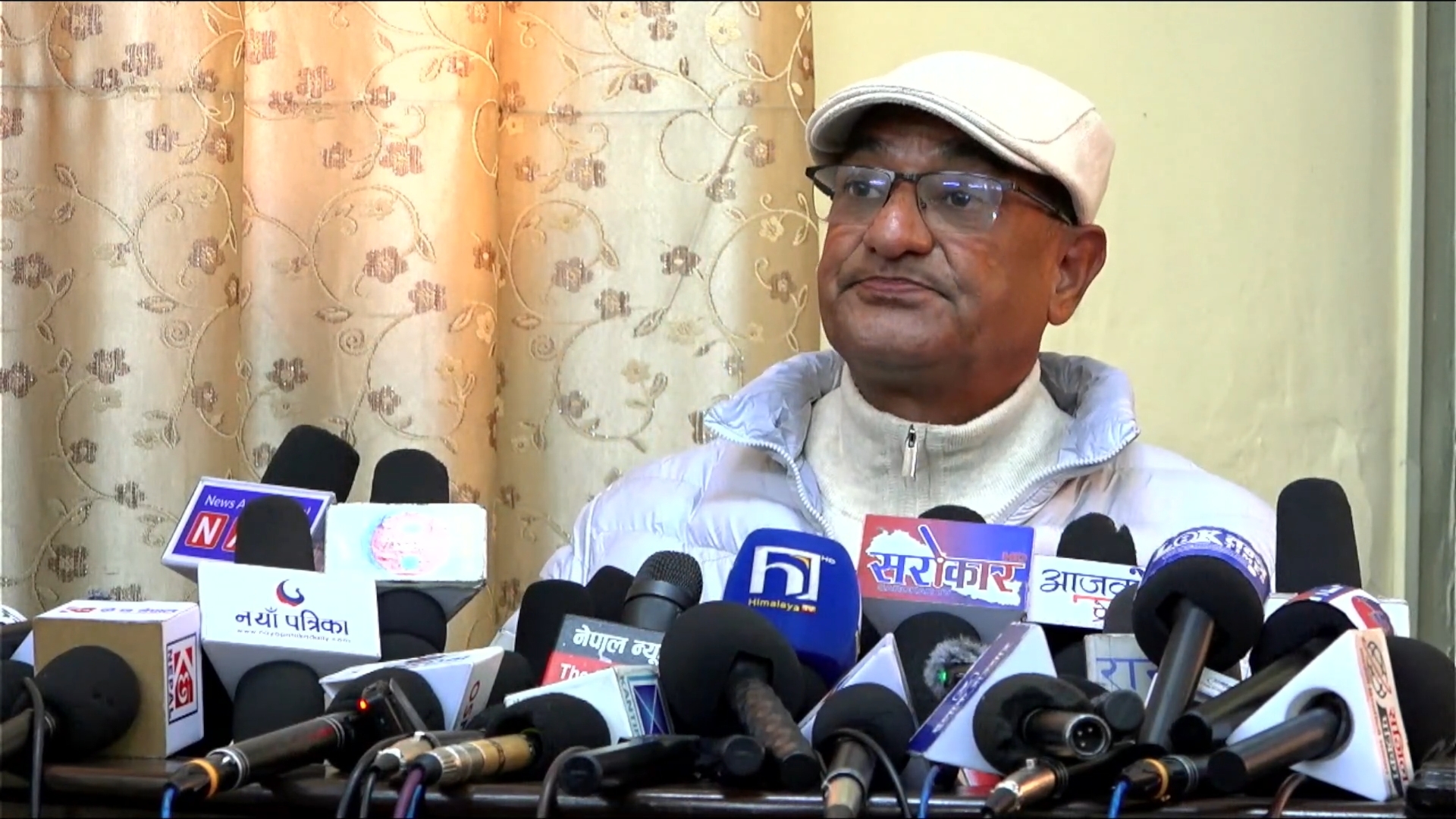 <span class='c1'>स्थानहद र पासपोर्ट रोक्काका विषयमा</span> <span class='c2'>मलाई जानकारी छैन् :रमेश लेखक</span>