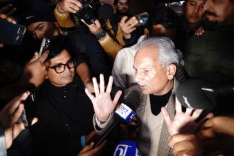 <span class='c1'>क–कसले भेटे</span> <span class='c2'>बालेनलाई ?</span>