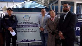 <span class='c1'>एनआरएनएद्वारा प्रहरी वृत्त</span> <span class='c2'>दरबारमार्गलाई ब्यारिकेड हस्तान्तरण</span>