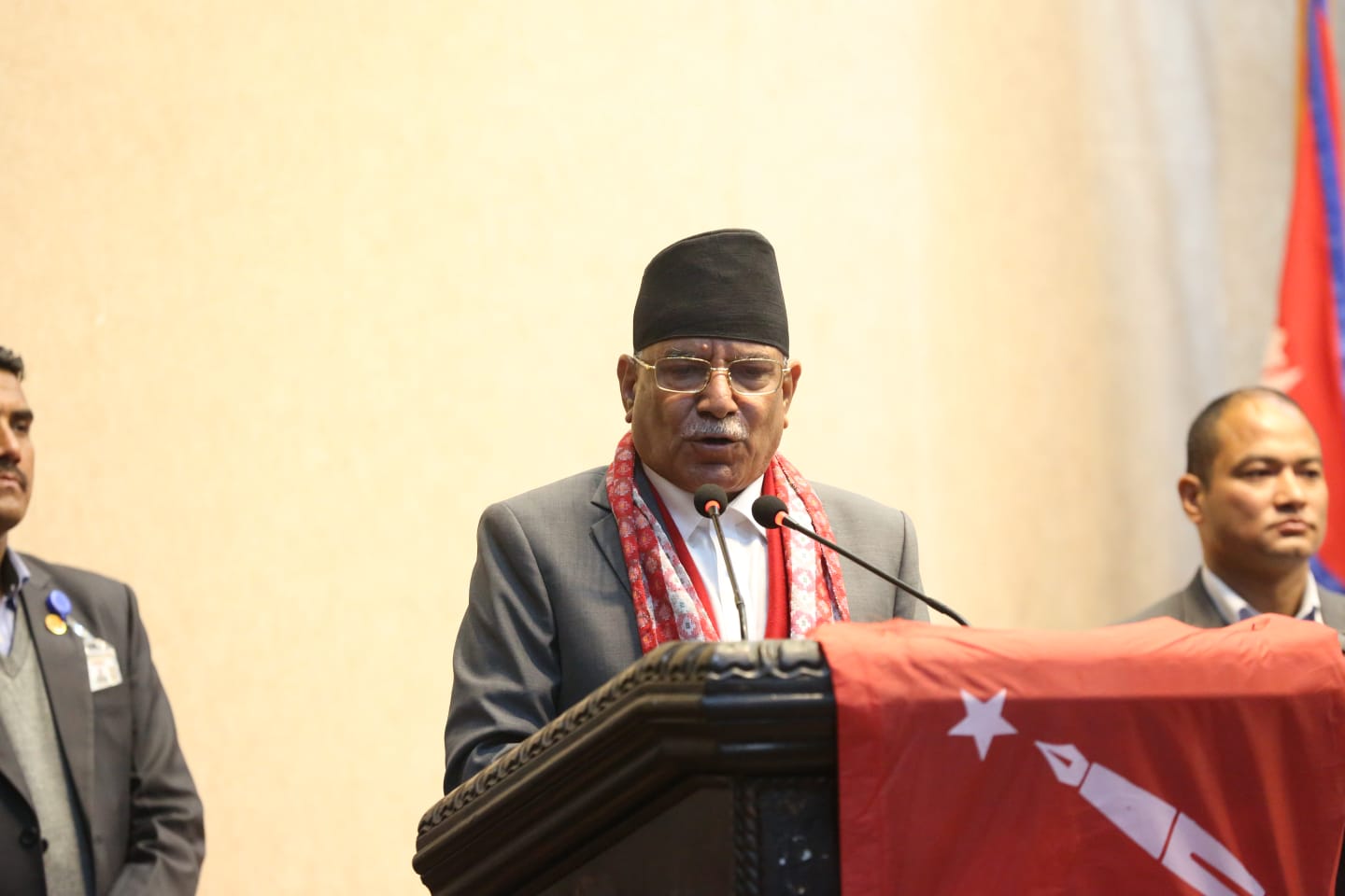 <span class='c1'>युवामाथि भ्रम फैलाउने</span> <span class='c2'>राजा–महाराजाका आसेपासेः प्रचण्ड</span>