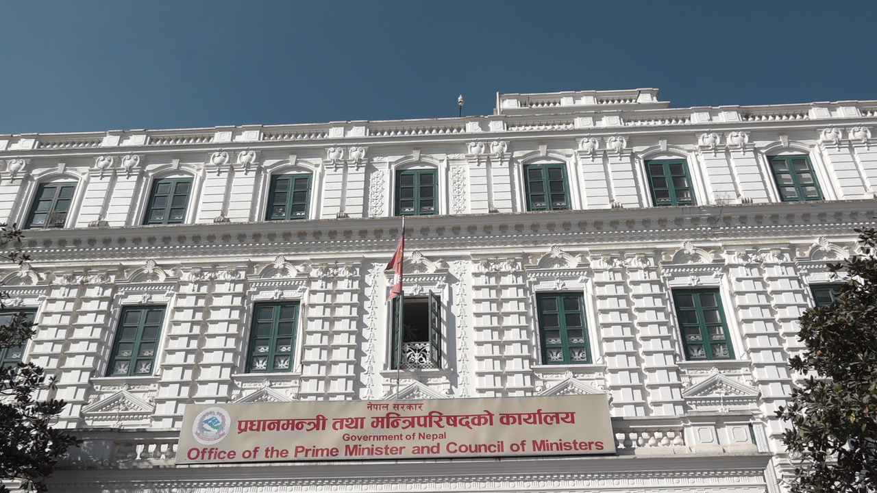 <span class='c1'>सात जना सचिवहरूको सरुवा</span> <span class='c2'>तथा पदस्थापन, गृहमा श्रेष्ठ</span>