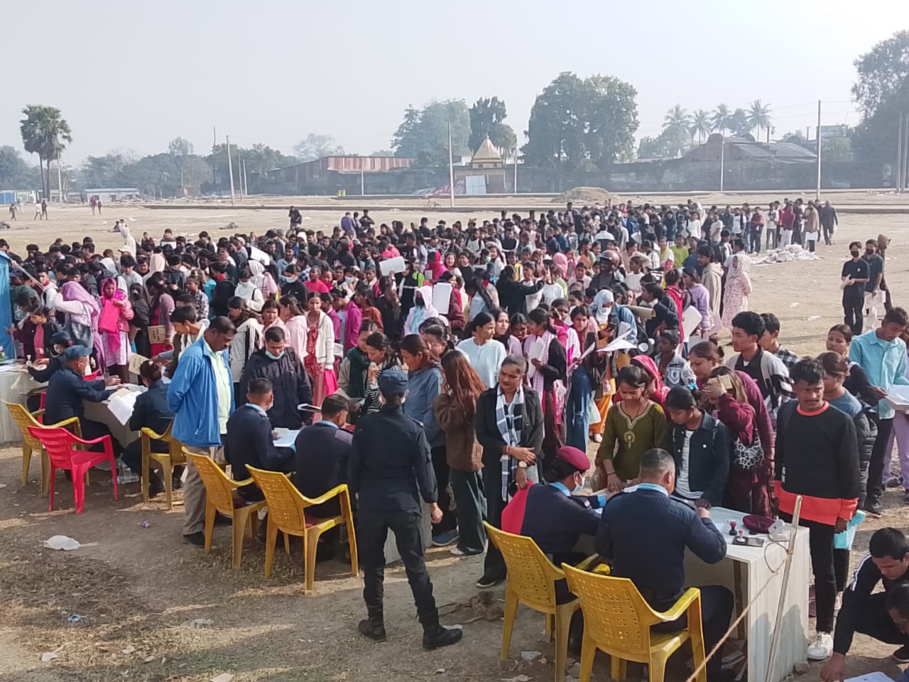 <span class='c1'>मोरङमा निर्वाचन प्रहरी भर्ना उत्साहजनक, तीन</span> <span class='c2'>दिनमै ४ हजारभन्दा बढी आवेदन</span>