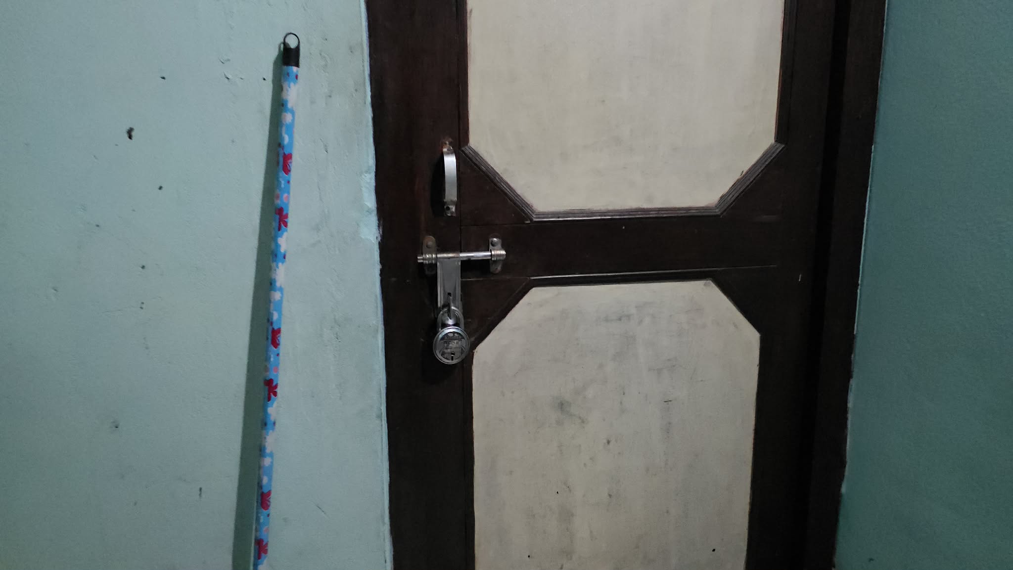 <span class='c1'>विराटनगर बसपार्कमा एक युवा मृत फेला,</span> <span class='c2'>बेलुका चारजना बसेर खाईपिई गरेको खुल्यो</span>