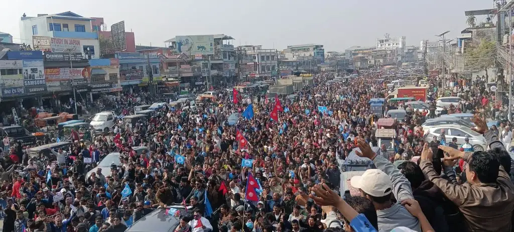 <span class='c1'>झापा–५ मा बालेन उम्मेदवारी का</span> <span class='c2'>अघि बढे,ओलीको पालो १ बजे</span>