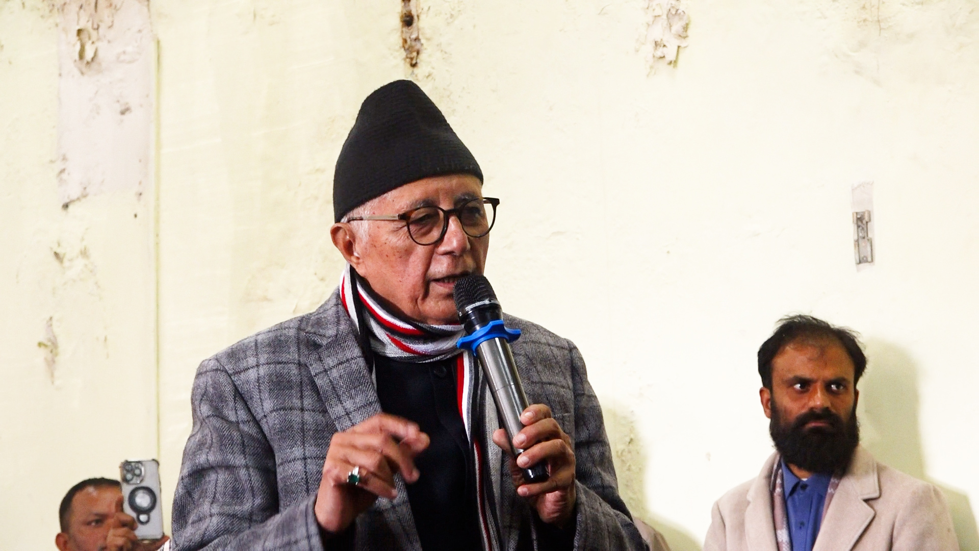 <span class='c1'>निर्वाचन आयोग पुगेर डा.कोइरालाले भने : कुनैपनि पदाधिकारी</span> <span class='c2'>वा व्यक्तिलाई विशेष महाधिवेशन बोलाउने अधिकार छैन</span>