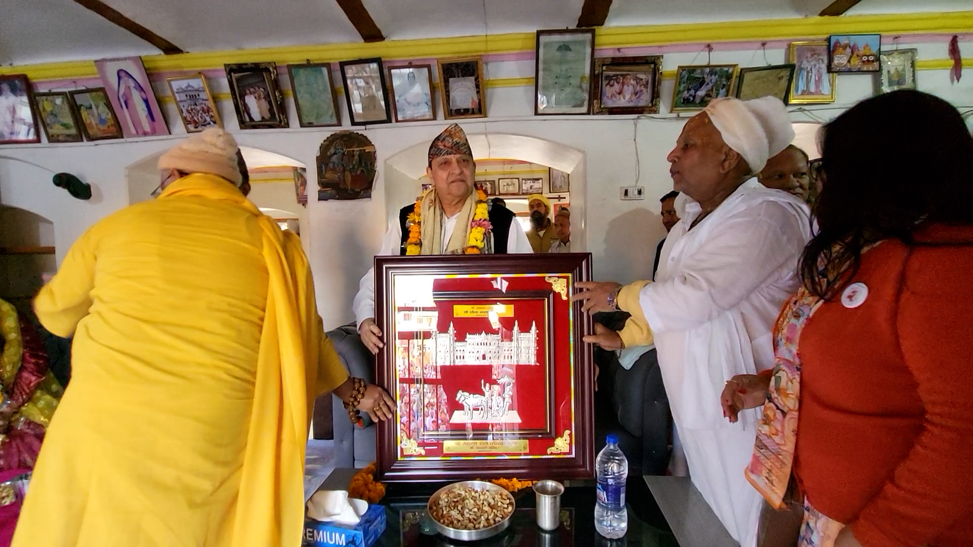 <span class='c1'>पूर्व राजा ज्ञानेन्द्र साहले गरे</span> <span class='c2'>जानकी मन्दिरमा पूजा पाठ</span>