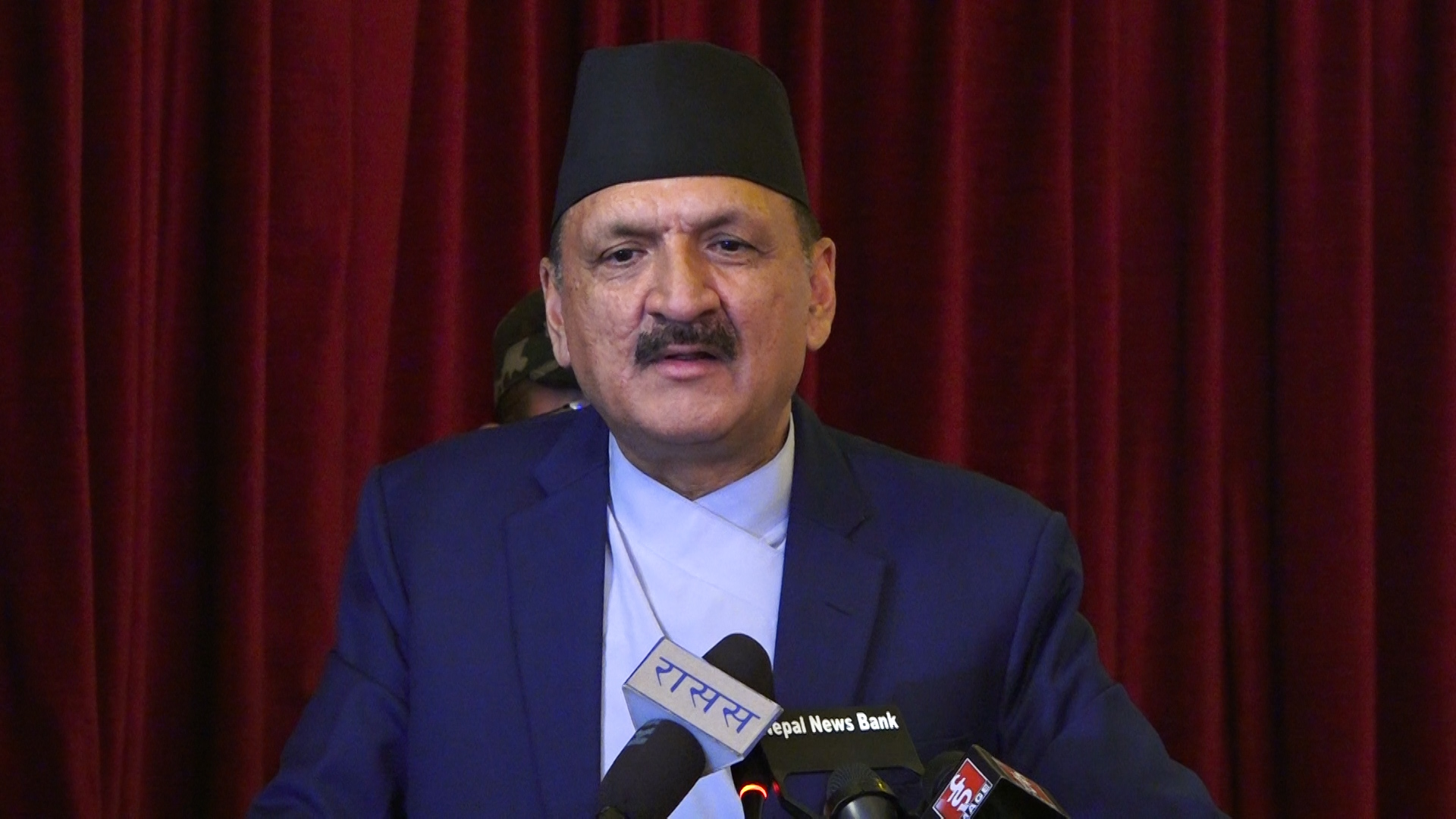 <span class='c1'>पार्टी एकताका लागि सभापतिले अरू नेतालाई टिकटमा हस्ताक्षर</span> <span class='c2'>गर्न दिन तयार हुनुहुन्छ : प्रकाशशरण महत</span>