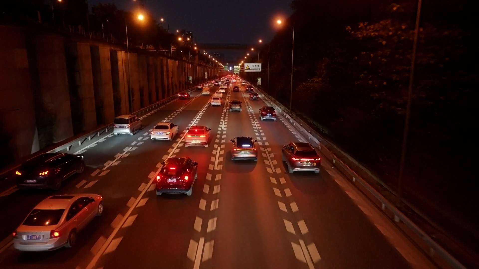 <span class='c1'>चीनका सडकहरुमा गुड्न</span> <span class='c2'>थाले चालकविहीन कार</span>