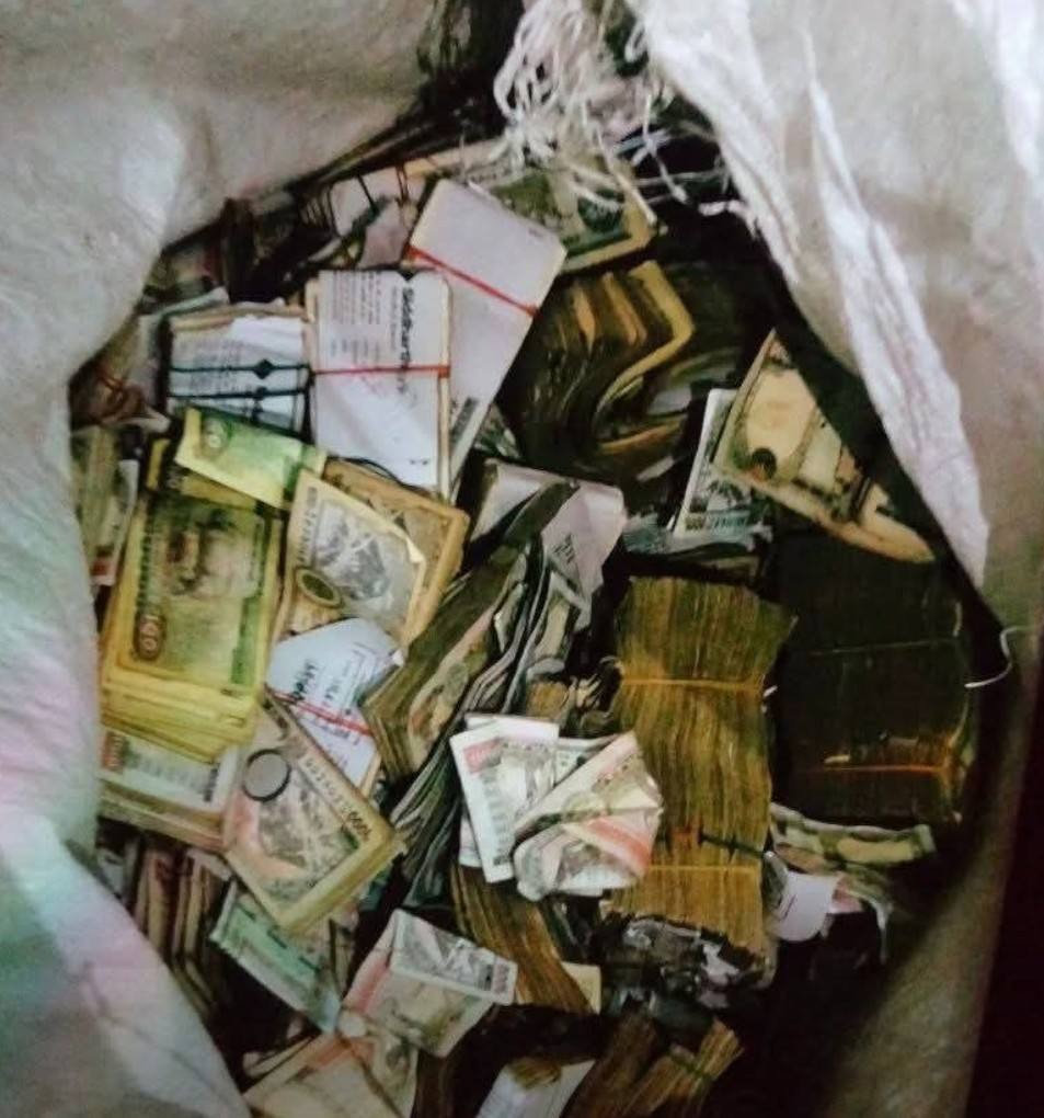 <span class='c1'>सिन्धुलीको घ्याङलेखस्थित एसबीआई बैंकबाट करिब ३</span> <span class='c2'>करोड ७ लाख रुपैयाँ लुटियो</span>