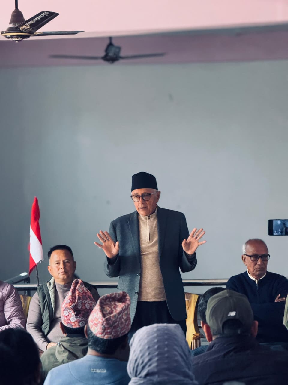 <span class='c1'>पार्टी फुटबाट जोगाउन आफूले मध्यमार्गी धार</span> <span class='c2'>अपनाएको हो : शेखर कोइराला</span>