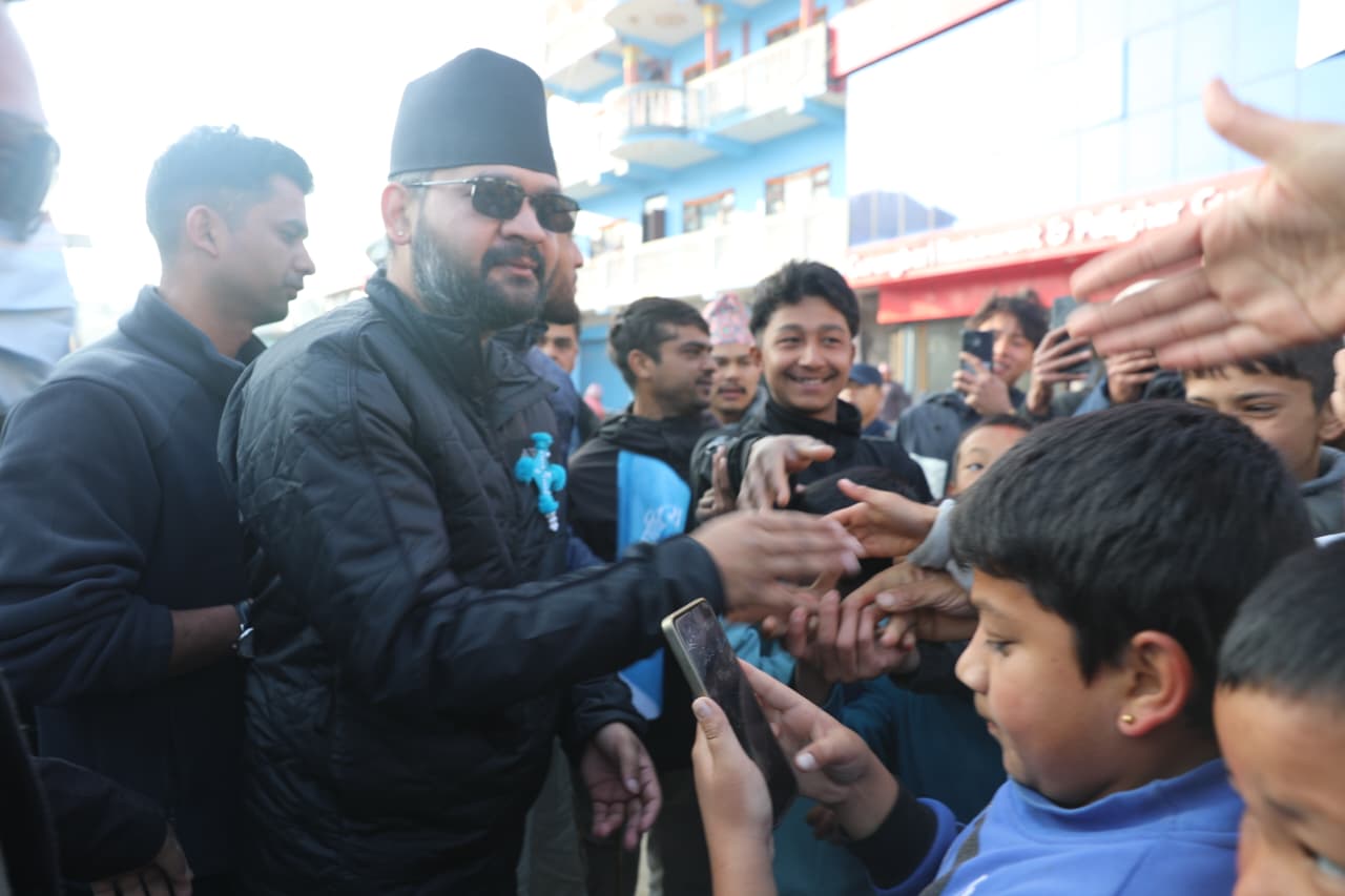 <span class='c1'>चुनावी अभियानमा रास्वपाका नेता</span> <span class='c2'>बालेन शाह तेह्रथुममा</span>