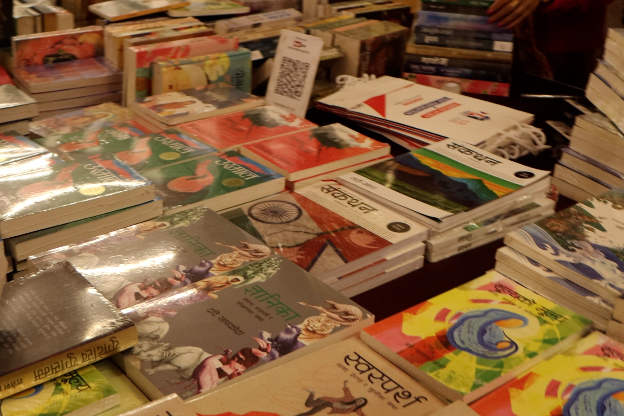 <span class='c1'>इटहरीमा घुम्ती साहित्य उत्सव,</span> <span class='c2'>गरियो कितावहरुको चर्चा</span>