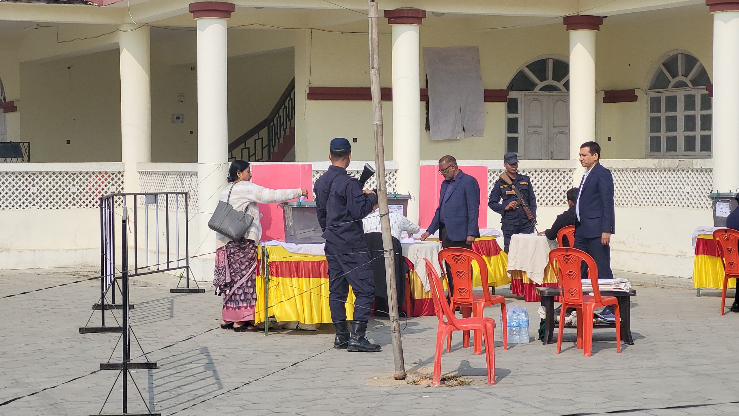 <span class='c1'>राष्ट्रिय सभा निर्वाचन :</span> <span class='c2'>मधेश प्रदेशमा मतदान जारी</span>