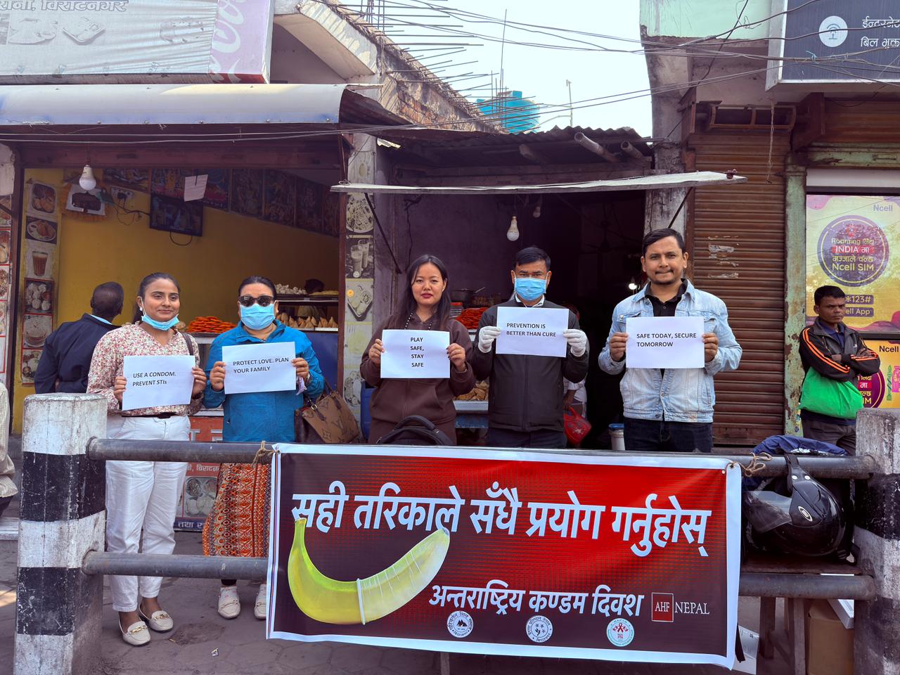 <span class='c1'>विराटनगरमा सचेतनाका लागि एकैदिन</span> <span class='c2'>बाँडियो छ हजार कण्डम</span>