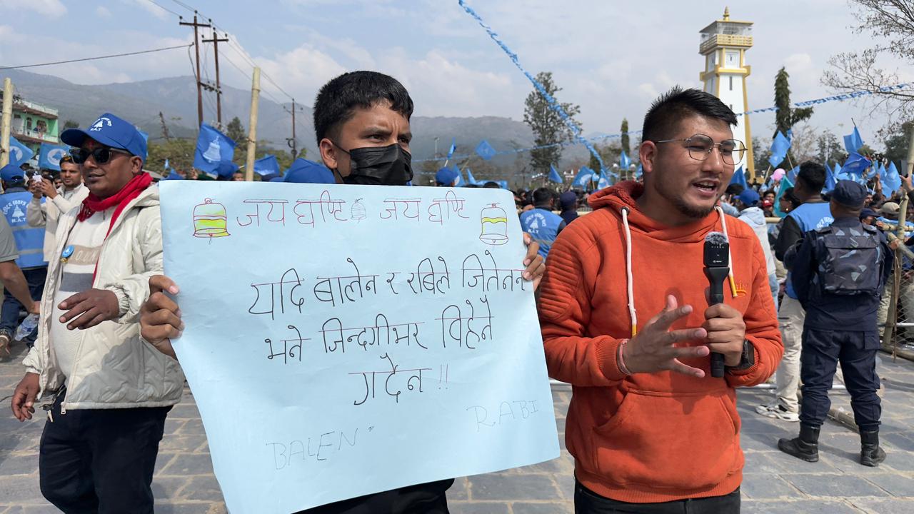 <span class='c1'>‘जितेनन् भने बिहे गर्दिनँ’ :</span> <span class='c2'>सुर्खेतमा बालेन–रवि समर्थकको अनौठो क्रेज</span>