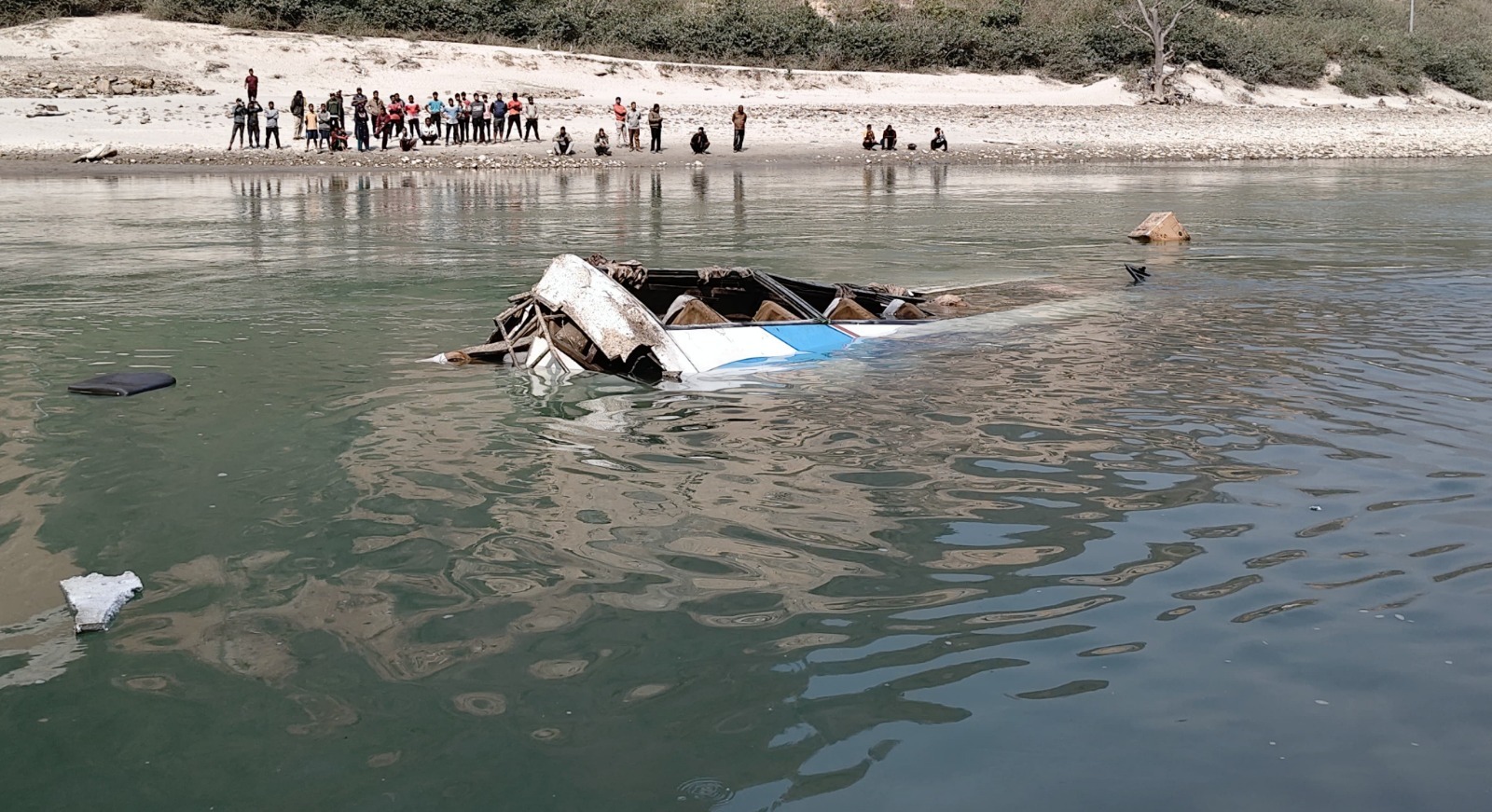 <span class='c1'>तामाकोशी बस दुर्घटनाका ३ जना अझै</span> <span class='c2'>बेपत्ता, खोजीमा सहयोग गर्न प्रहरीको अपिल</span>