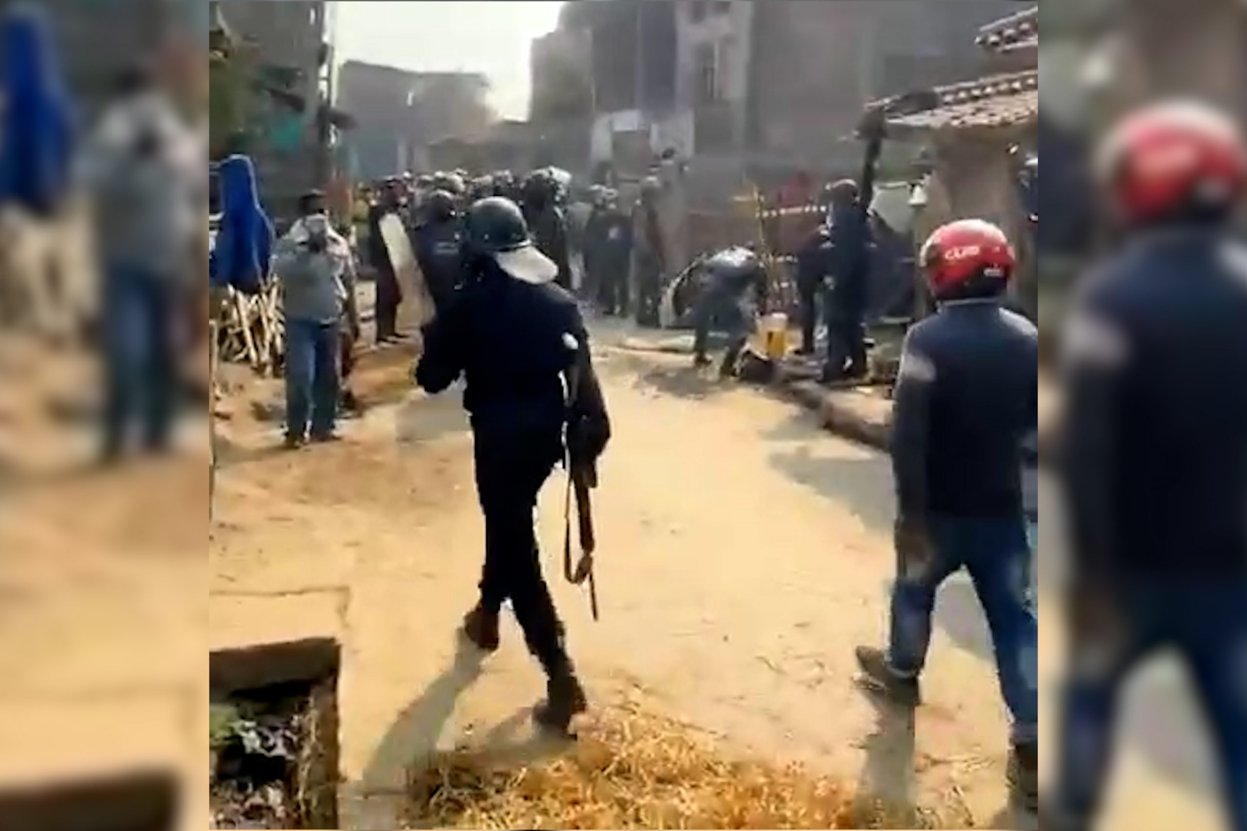 <span class='c1'>गौरमा दुई पक्षबीच झडप : स्थिति नियन्त्रणमा लिन १२</span> <span class='c2'>राउण्ड हवाई फायर र ४० सेल अश्रुग्यास प्रहार</span>