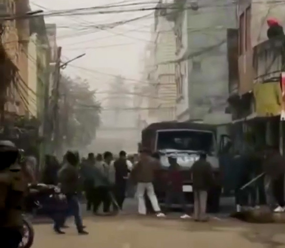 <span class='c1'>वीरगञ्जको आदर्शनगरमा सुरक्षाकर्मी र व्यापारीबीच झडप :</span> <span class='c2'>एक सशस्त्र प्रहरी घाइते, गोदाममा छापा</span>