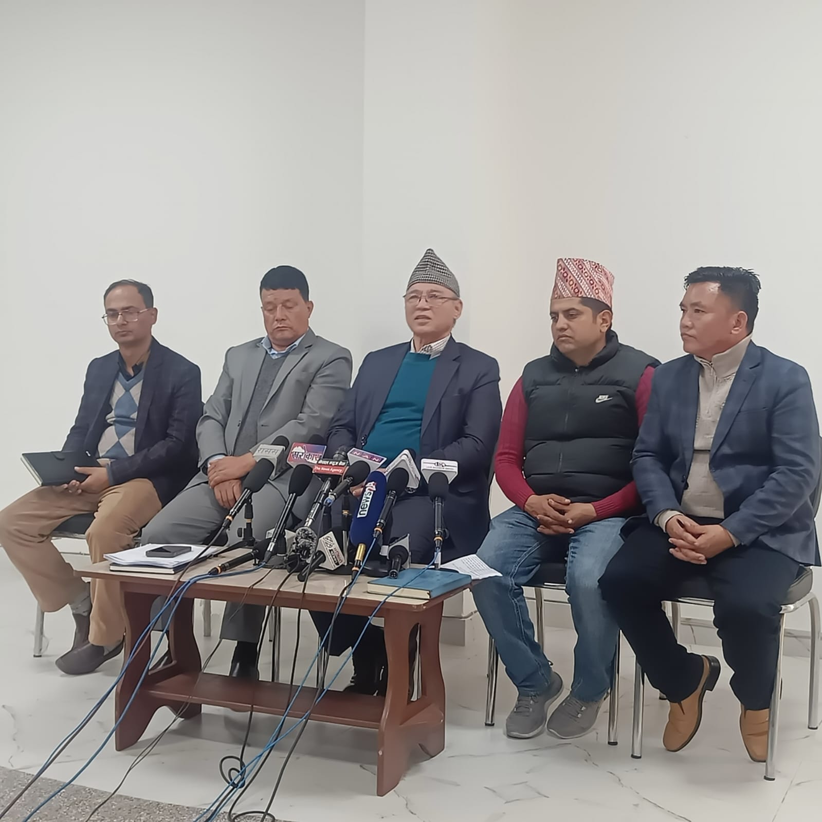 <span class='c1'>नेकपा एमालेले १६३ निर्वाचन</span> <span class='c2'>क्षेत्रमा उम्मेदवारी कायम राख्यो</span>