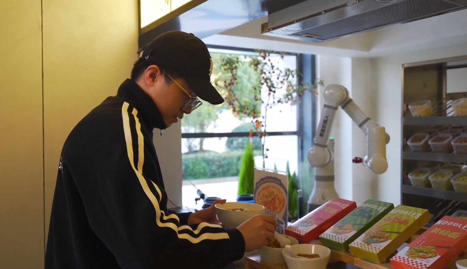 <span class='c1'>चीनले सुरु गर्यो एआईमा</span> <span class='c2'>आधारीत रोबोट रेस्टुरेन्ट</span>